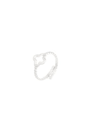 Gedrehter Ring mit Kleeblatt in Silber – filigranes Design, zart und elegant.