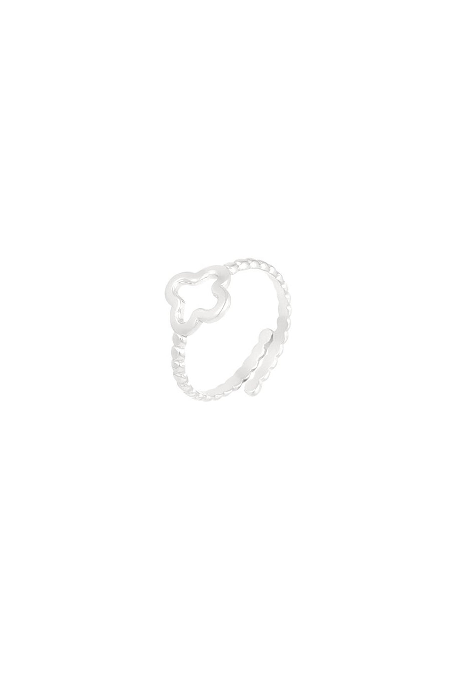 Gedrehter Ring mit Kleeblatt in Silber – filigranes Design, zart und elegant.