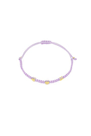 Flieder farbenes Makrame Armband mit drei goldenen Edelstahl Herzen.