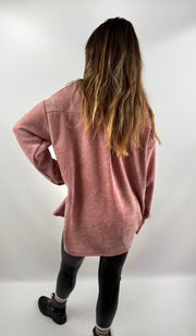 Rückansicht eines rosa Cordhemds – locker fallend mit leicht oversized Schnitt.