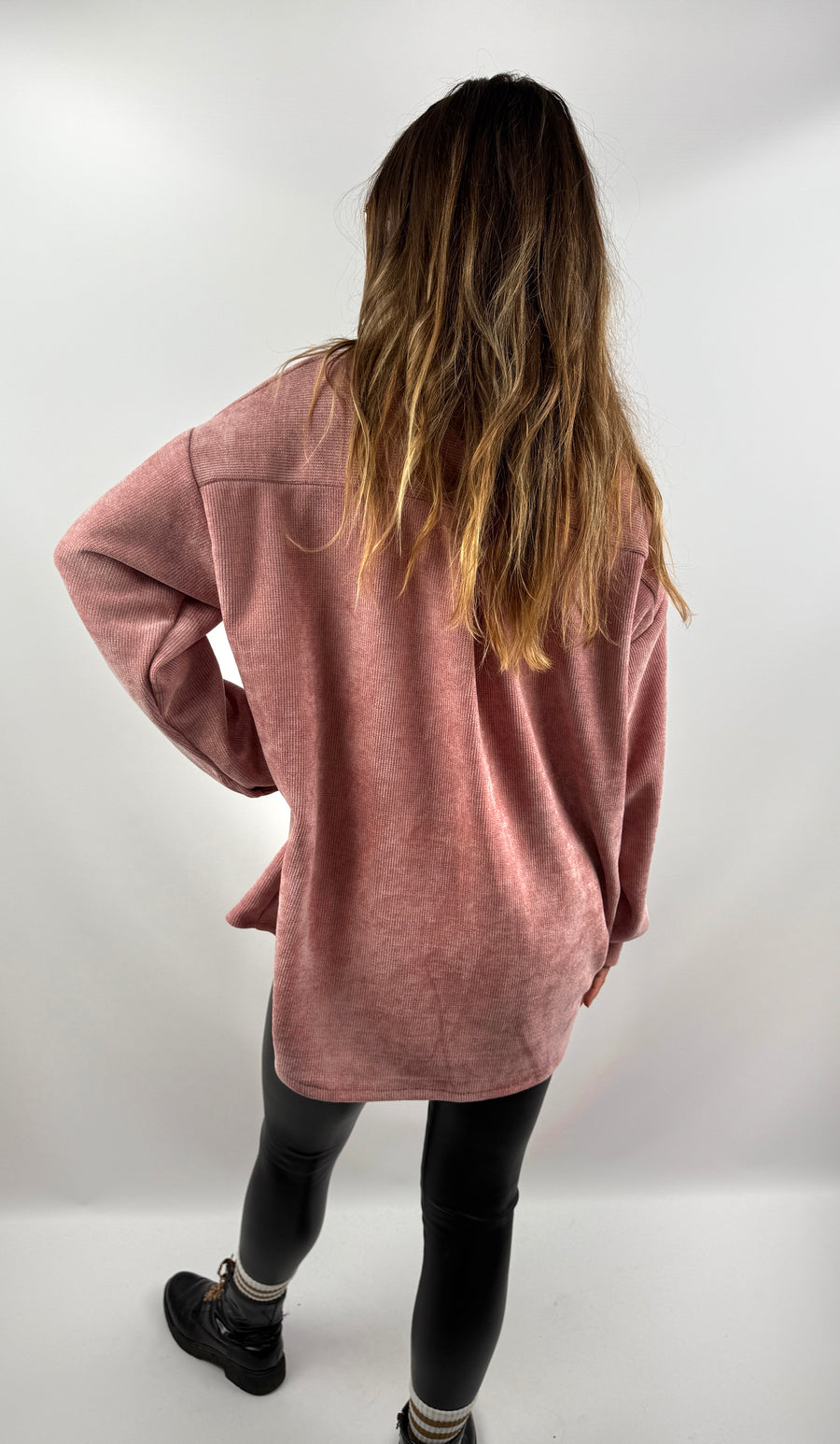 Rückansicht eines rosa Cordhemds – locker fallend mit leicht oversized Schnitt.