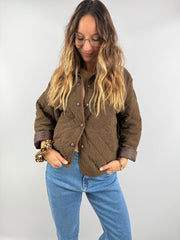 Gesteppte Cordjacke in warmem Braunton, locker kombiniert mit Jeans und Top – stilvoller Übergangslook.