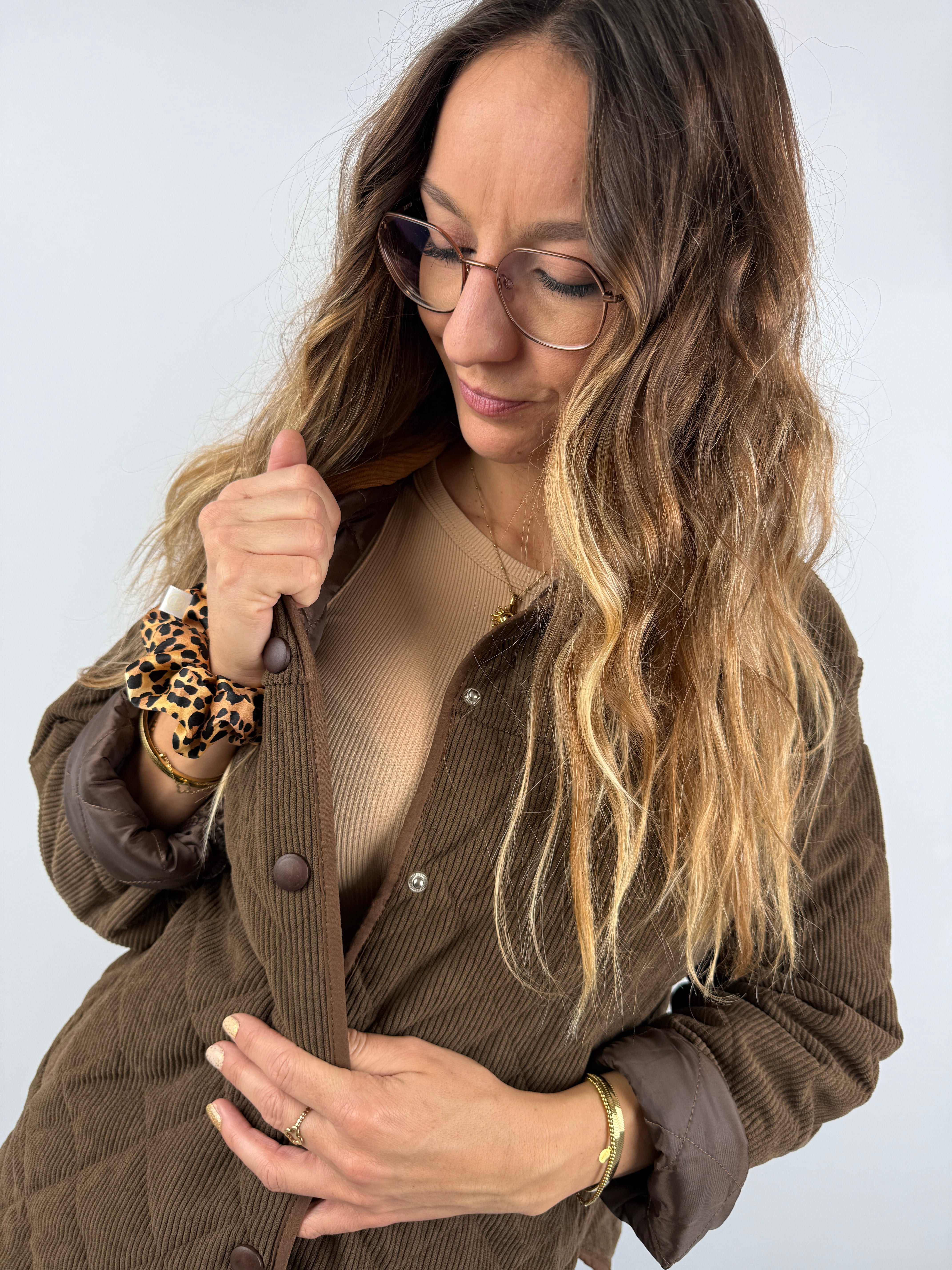 Detailaufnahme einer braunen Cordjacke mit Steppmuster und Knopfleiste – herbstlicher, lässiger Stil mit dezentem Retro-Touch.