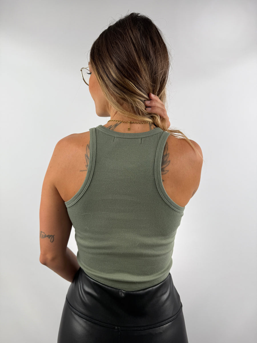 Rückansicht des olivgrünen Ripp-Tanktops mit Racerback – figurbetont und sportlich.