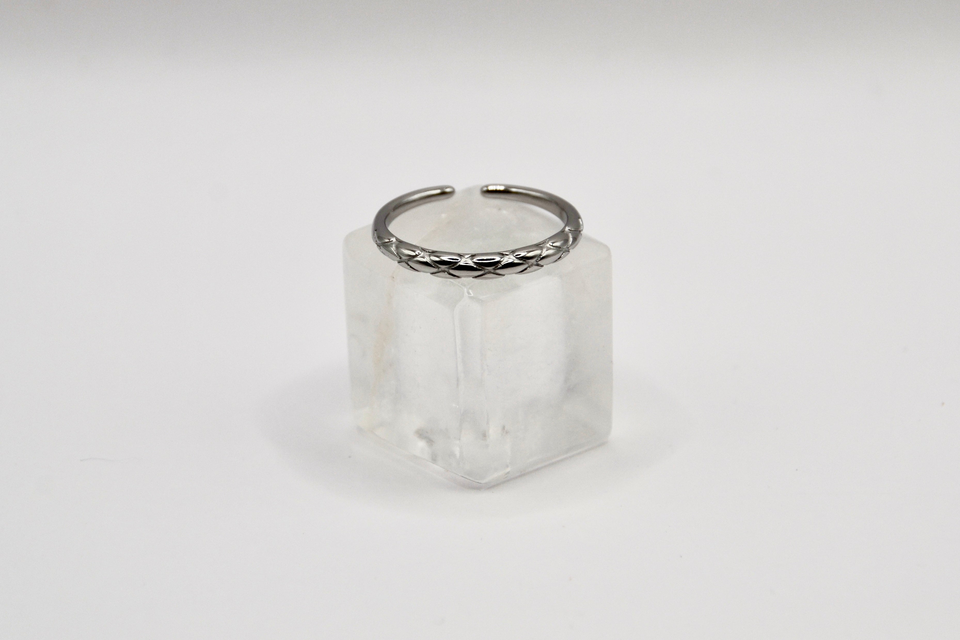Edelstahl Ring gedrehtes Design | useful Beauty - useful Beauty