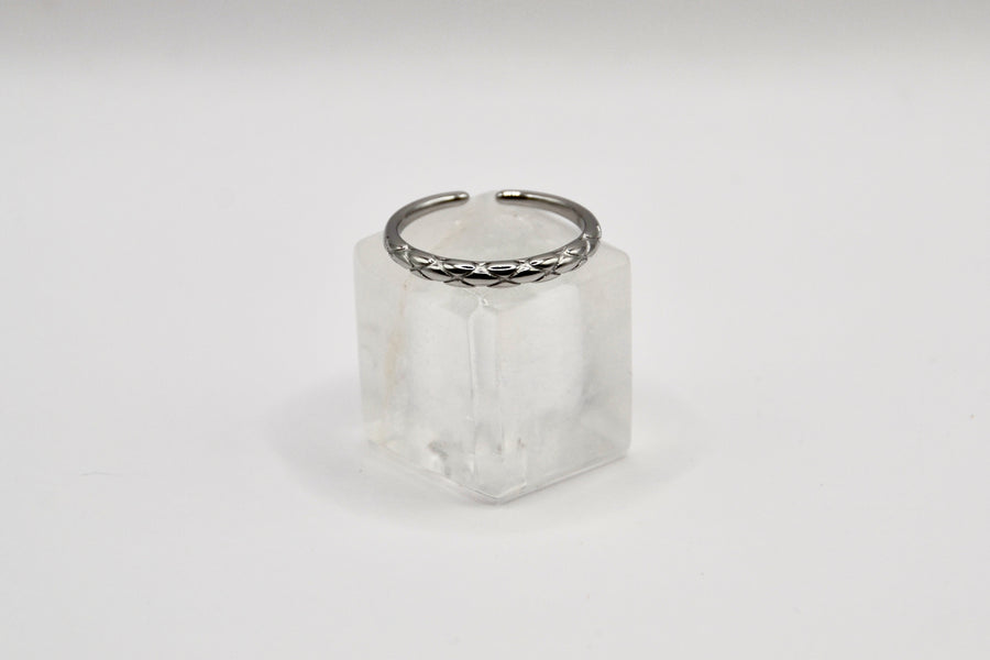 Edelstahl Ring gedrehtes Design | useful Beauty - useful Beauty