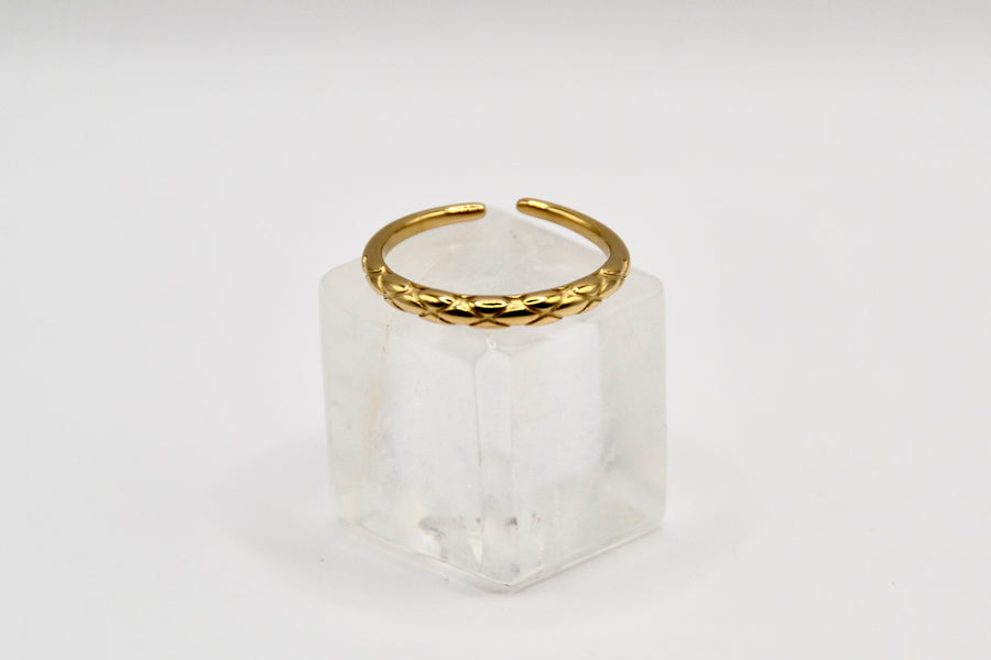 Edelstahl Ring gedrehtes Design | useful Beauty - useful Beauty