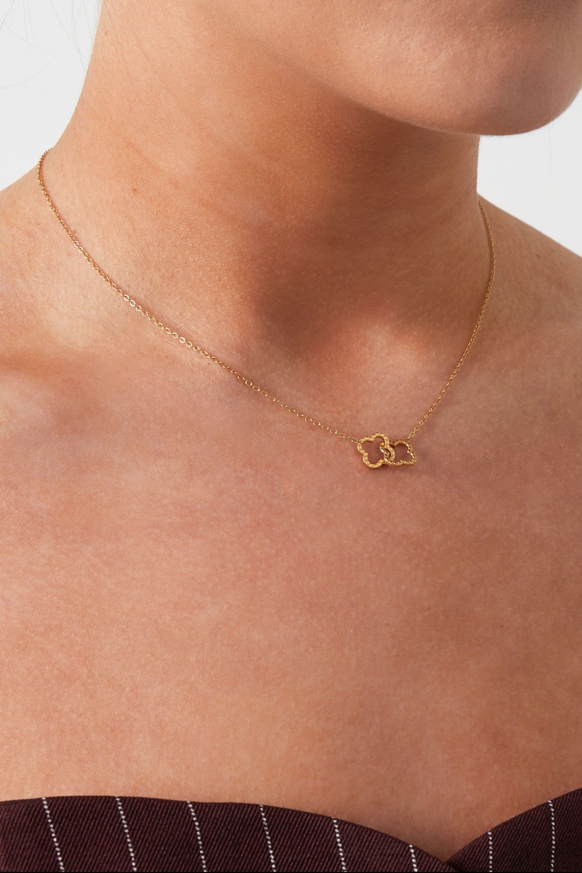 Goldene Edelstahl Halskette mit zwei verbundenen Kleeblättern.