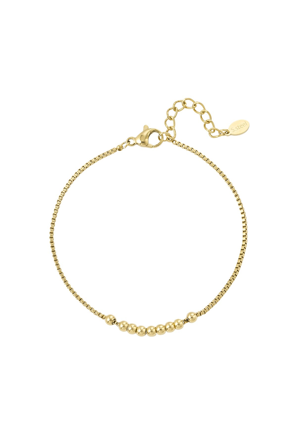 Filigranes vergoldetes Edelstahl-Armband mit Kugeln, am Handgelenk getragen.