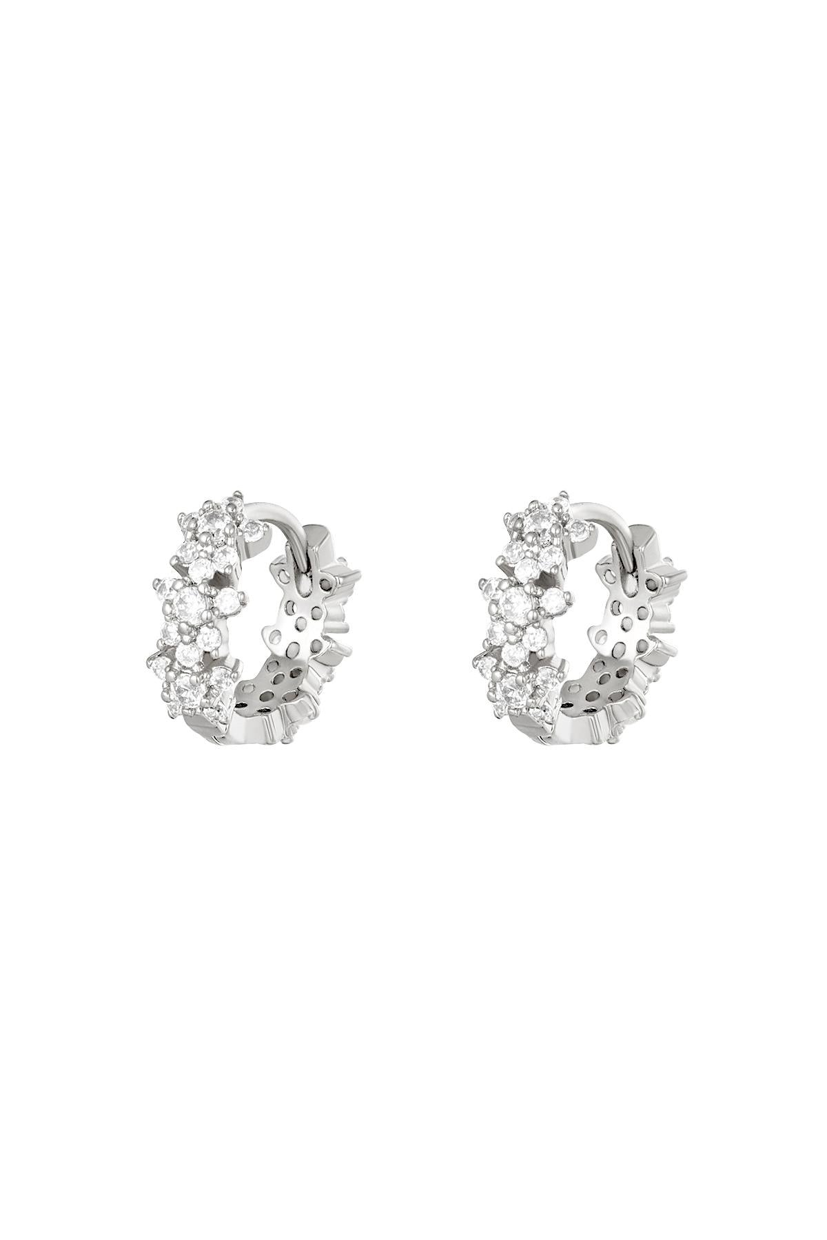 Silberne Mini-Creolen aus Edelstahl mit funkelnden Zirkonia-Steinen – klassischer Ohrschmuck.