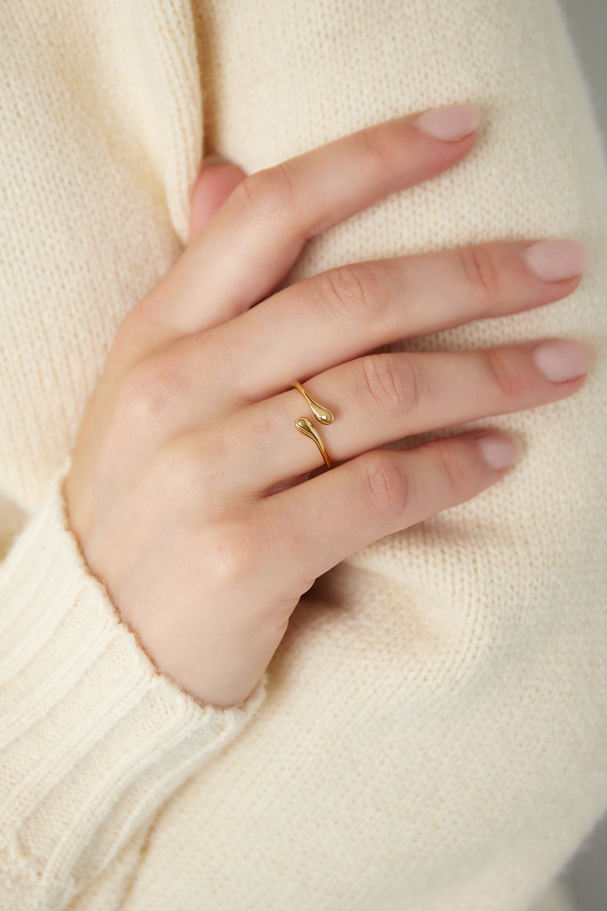 Tropfen-Ring am Finger getragen – eleganter Look