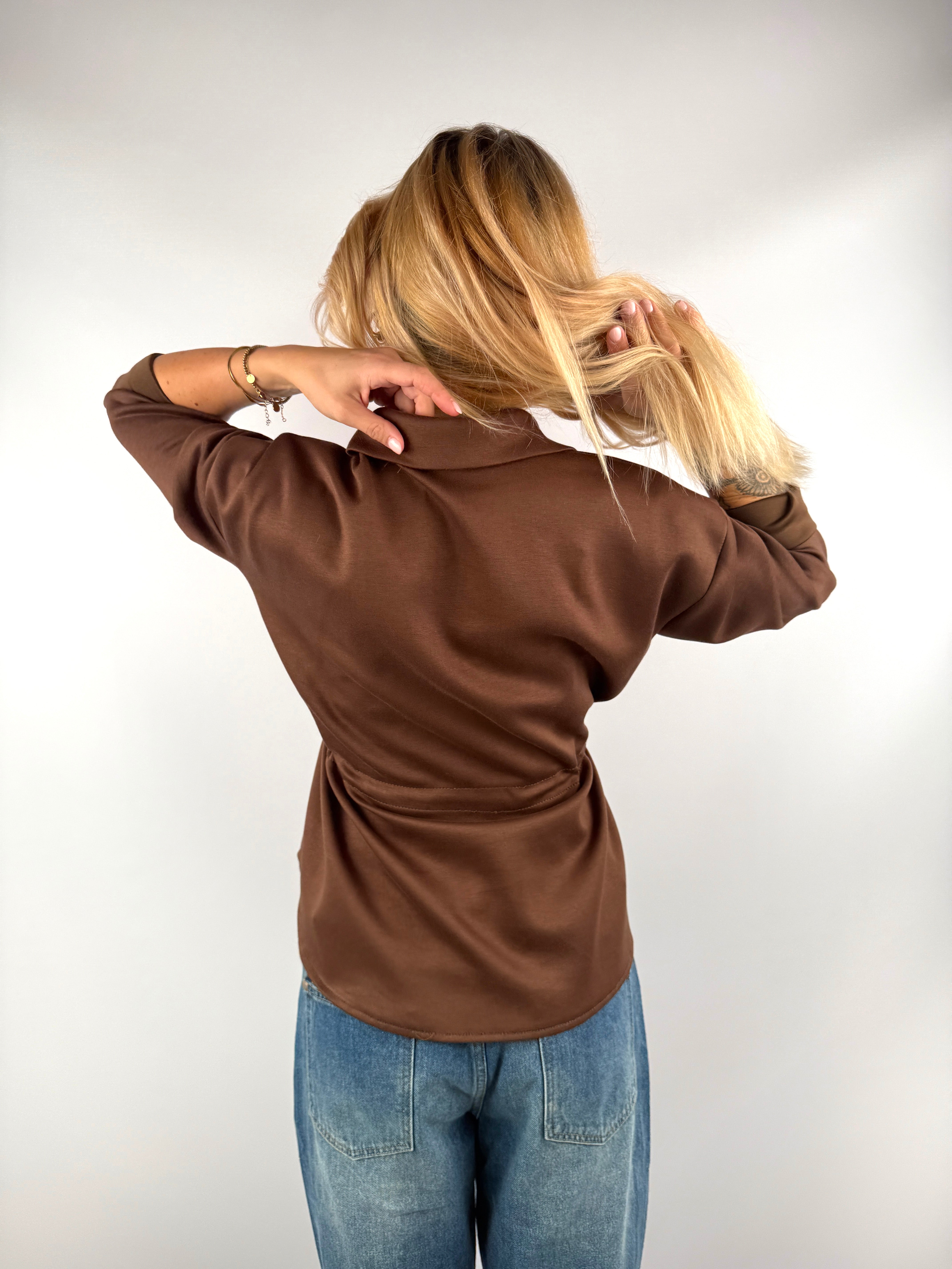 Rückansicht der Jacke mit lockerem Schnitt.