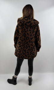 Rückansicht einer dunkelbraunen Leo Teddy Jacke aus kuscheligem Teddyfell mit Kapuze.