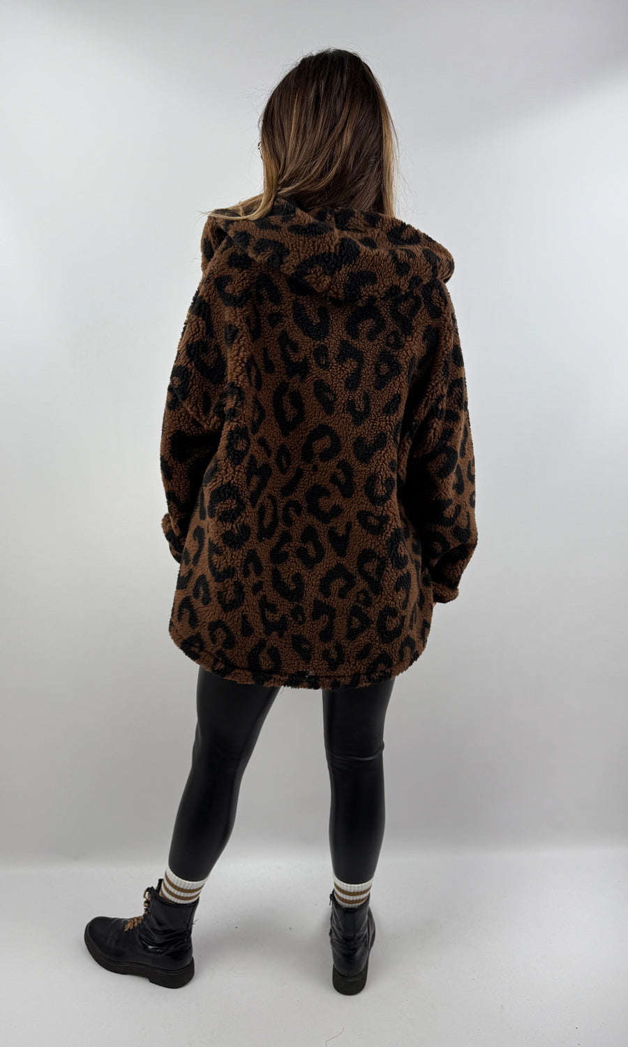 Rückansicht einer dunkelbraunen Leo Teddy Jacke aus kuscheligem Teddyfell mit Kapuze.