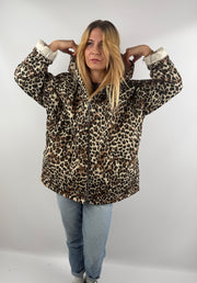 Vorderansicht Steppjacke im Leoprint mit Kapuze