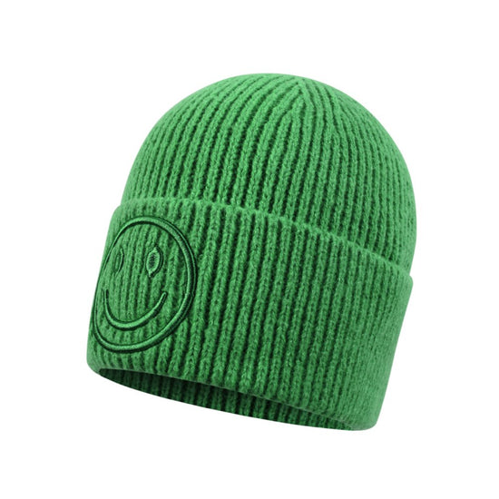 Seitliche Ansicht der Beanie in Grün mit Stickerei.