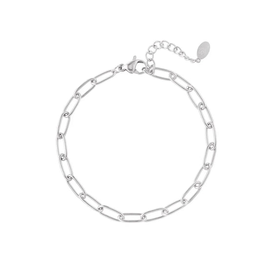 Silberfarbenes Edelstahlarmband mit länglichen Gliedern in Nahaufnahme

