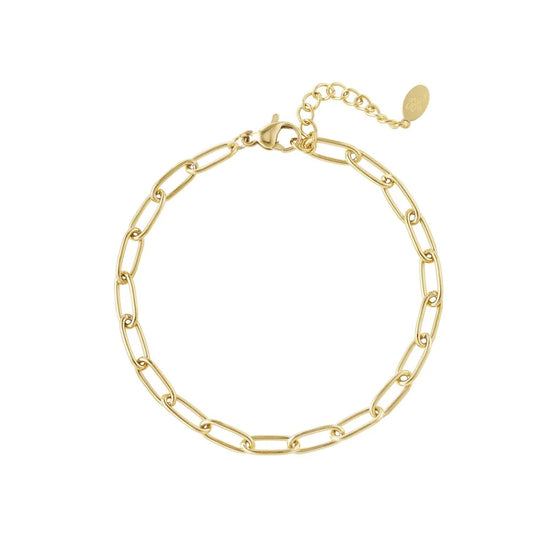 Vergoldetes Edelstahlarmband mit länglichen Kettengliedern auf hellem Hintergrund