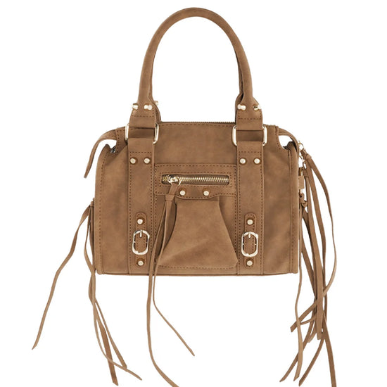 Braune Wildleder Handtasche mit Fransen und goldfarbenen Details freigestellt
