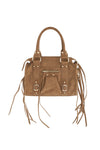 Braune Wildleder Handtasche mit Fransen und goldfarbenen Details freigestellt
