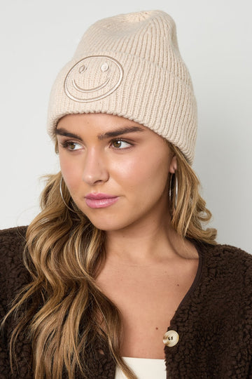 Smiley Beanie – Gerippte Mütze mit Stickerei
