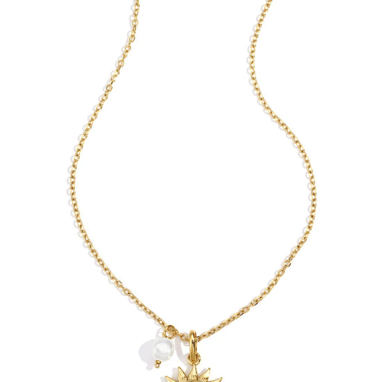 Goldfarbene Halskette mit Sonnenanhänger auf hellem Hintergrund