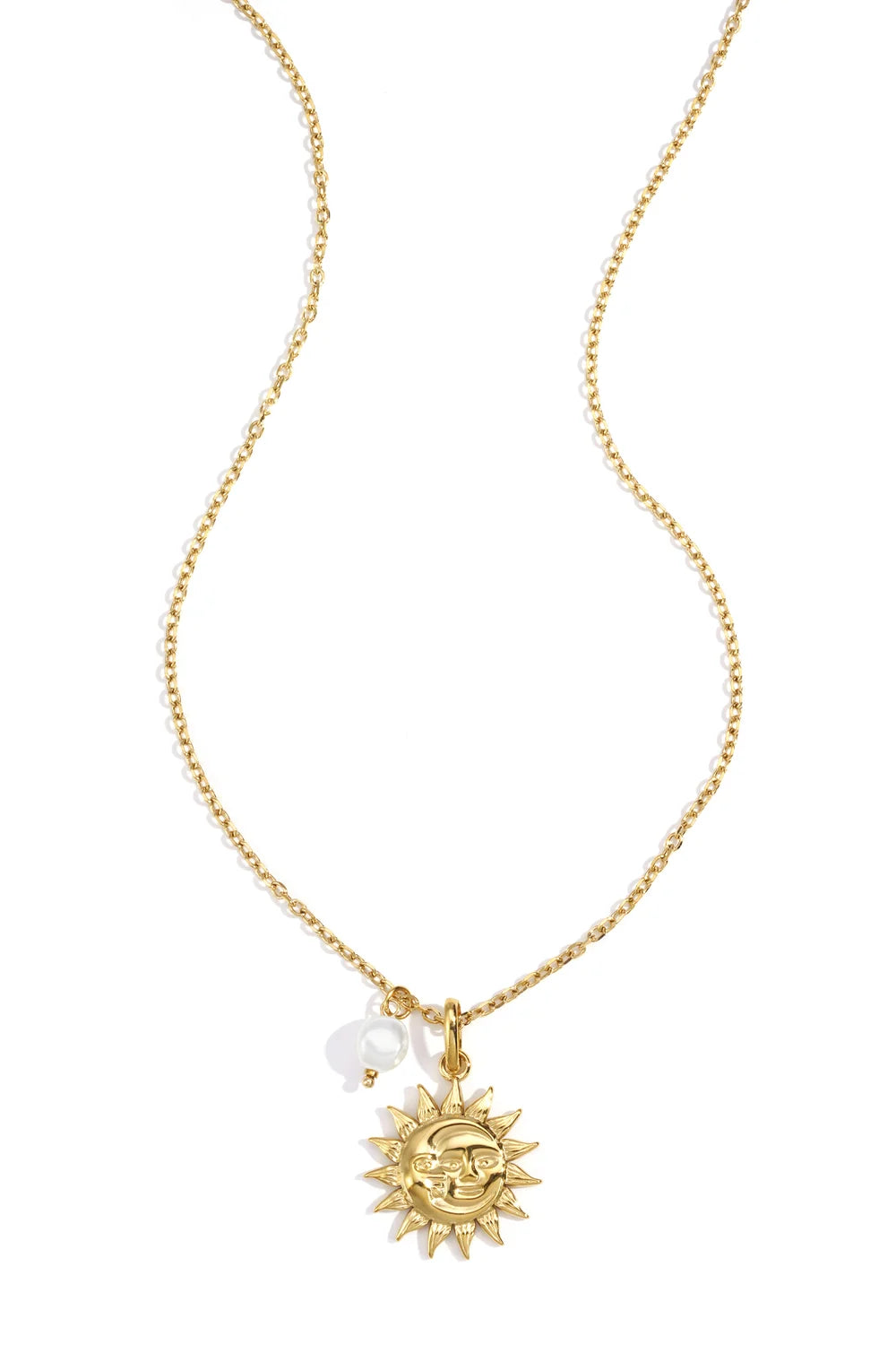 Goldfarbene Halskette mit Sonnenanhänger auf hellem Hintergrund