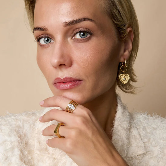 Getragener vergoldeter Edelstahlring als elegantes Schmuck-Highlight