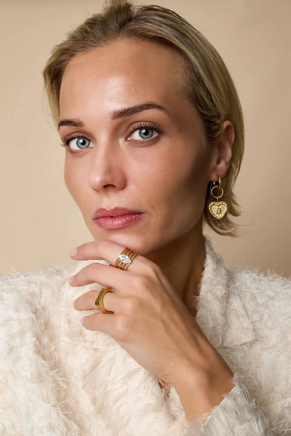 Getragener vergoldeter Edelstahlring als elegantes Schmuck-Highlight