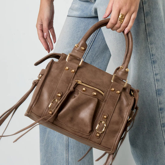 Braune Wildleder Handtasche mit Fransen, getragen am Henkel zu Jeans
