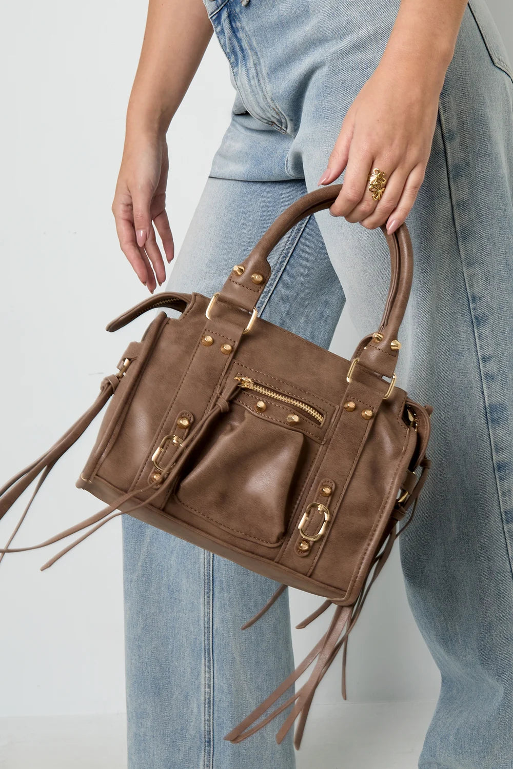 Braune Wildleder Handtasche mit Fransen, getragen am Henkel zu Jeans