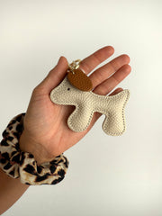 Anhänger aus Echtleder in HUndeform mit farbigen Ohren.