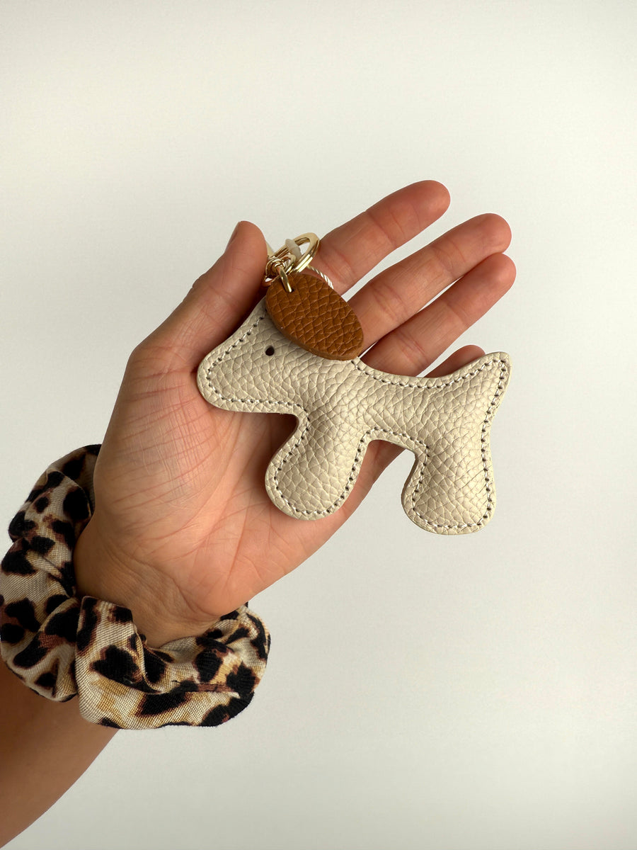 Anhänger aus Echtleder in HUndeform mit farbigen Ohren.