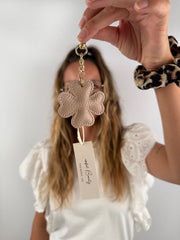 Anhängre in Kleeblattform aus echtem leder mit goldener Kette und Schlüsselring dran.