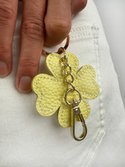 Anhängre in Kleeblattform aus echtem leder mit goldener Kette und Schlüsselring dran.