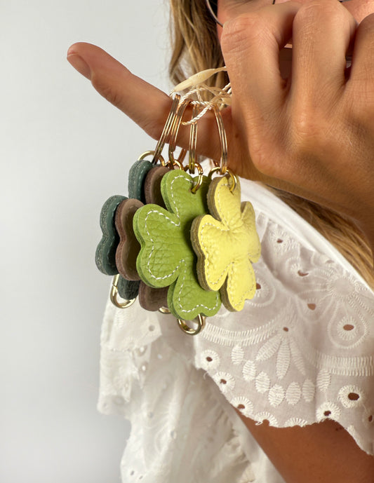 Anhängre in Kleeblattform aus echtem leder mit goldener Kette und Schlüsselring dran.