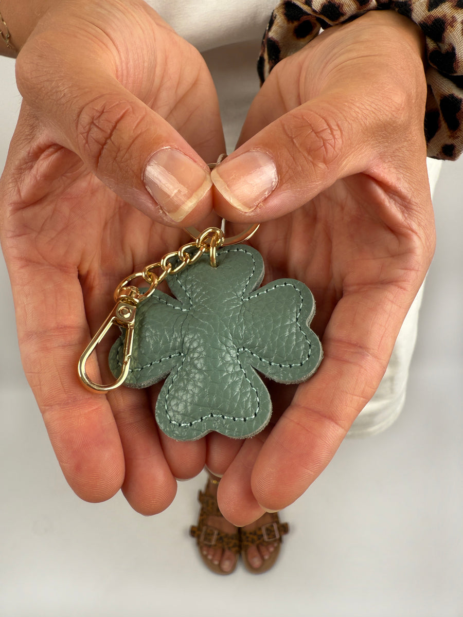 Anhängre in Kleeblattform aus echtem leder mit goldener Kette und Schlüsselring dran.