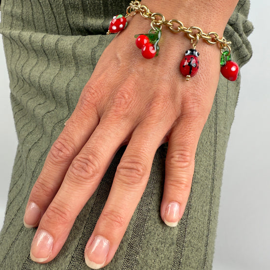 Edelstahl Armband mit bunten Glas Charms in Form von MArienkäffer, Zitrone, Kirsche und Erdbeere.