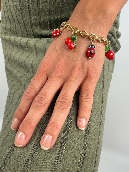 Edelstahl Armband mit bunten Glas Charms in Form von MArienkäffer, Zitrone, Kirsche und Erdbeere.
