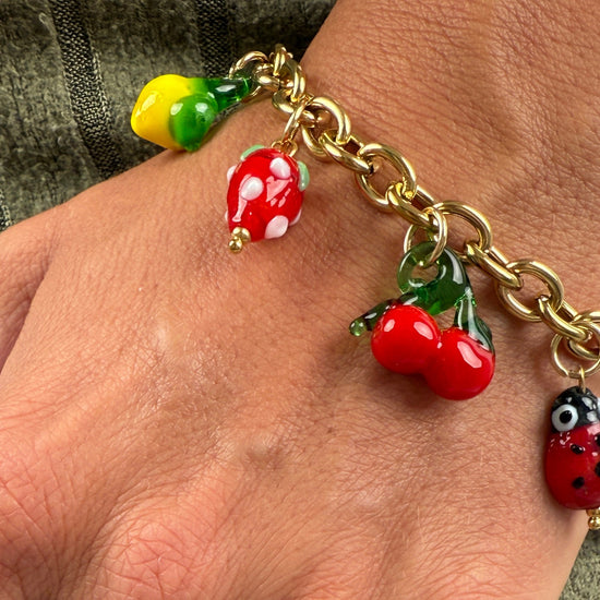 Edelstahl Armband mit bunten Glas Charms in Form von MArienkäffer, Zitrone, Kirsche und Erdbeere.