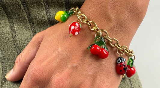Edelstahl Armband mit bunten Glas Charms in Form von MArienkäffer, Zitrone, Kirsche und Erdbeere.