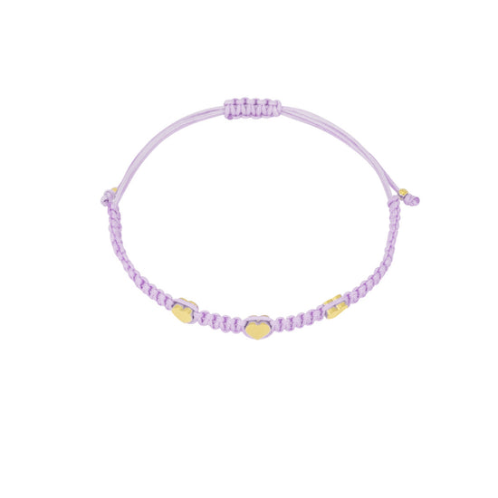 Flieder farbenes Makrame Armband mit drei goldenen Edelstahl Herzen.