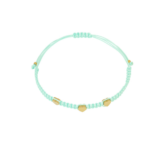 Mint farbenes Makrame Armband mit drei goldenen Edelstahl Herzen.