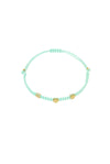 Mint farbenes Makrame Armband mit drei goldenen Edelstahl Herzen.