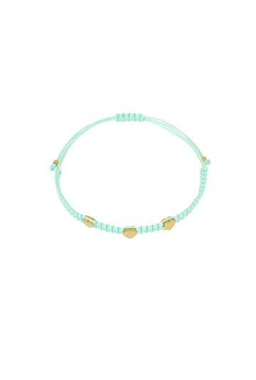 Mint farbenes Makrame Armband mit drei goldenen Edelstahl Herzen.