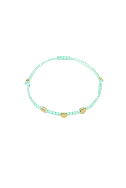 Mint farbenes Makrame Armband mit drei goldenen Edelstahl Herzen.