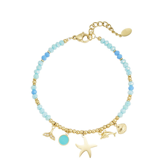 Maritimes Armband mit verschiedenen Perlen in verschiedenen Blautönen und goldenen Perlen und goldenen Anhängern mit Delfin und Seestern.