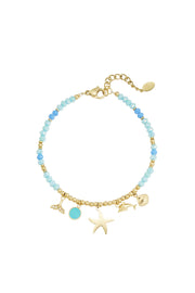 Maritimes Armband mit verschiedenen Perlen in verschiedenen Blautönen und goldenen Perlen und goldenen Anhängern mit Delfin und Seestern.