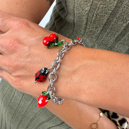 Edelstahl Armband mit bunten Glas Charms in Form von MArienkäffer, Zitrone, Kirsche und Erdbeere.