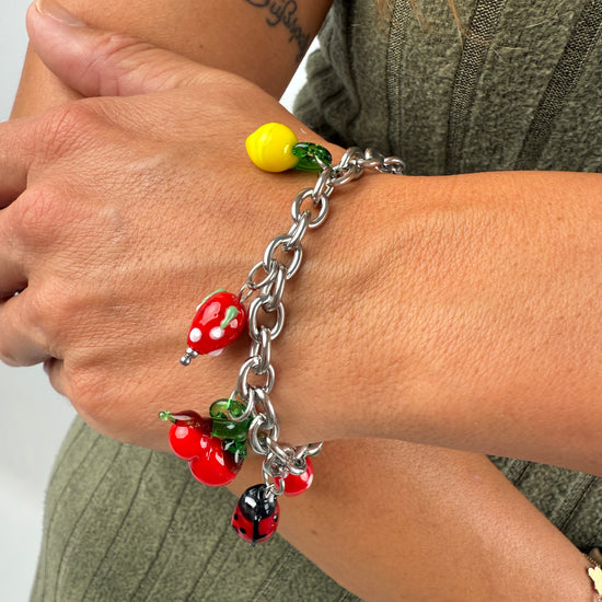 Edelstahl Armband mit bunten Glas Charms in Form von MArienkäffer, Zitrone, Kirsche und Erdbeere.